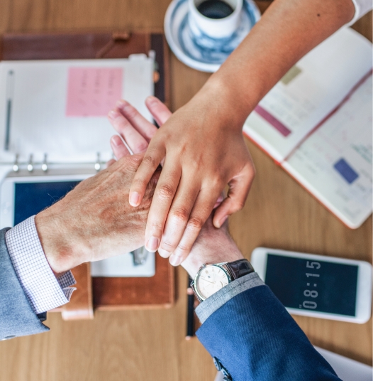 Pessoas unindo as mãos no trabalho